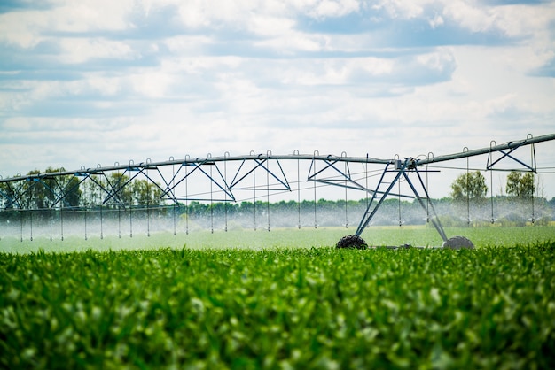 Photo an irrigation pivot watering a field
